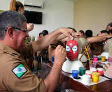 Policiais militares voluntários participam de oficina de pintura de rosto em Guaratuba