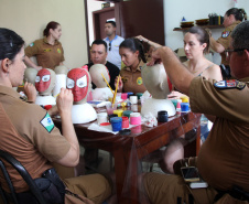 Policiais militares voluntários participam de oficina de pintura de rosto em Guaratuba