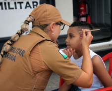 Policiais militares voluntários participam de oficina de pintura de rosto em Guaratuba