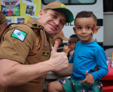 Policiais militares voluntários participam de oficina de pintura de rosto em Guaratuba