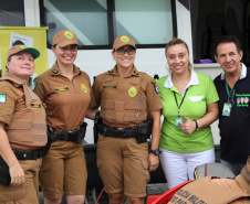 Policiais militares voluntários participam de oficina de pintura de rosto em Guaratuba