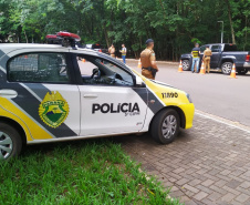 Bloqueio para orientar condutores e passageiros sobre regras e segurança no trânsito são feitas pela PM, em Cianorte (PR)