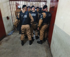 PM de Londrina (PR) libera agente penitenciário feito refém na Penitenciária Estadual