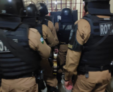 PM de Londrina (PR) libera agente penitenciário feito refém na Penitenciária Estadual