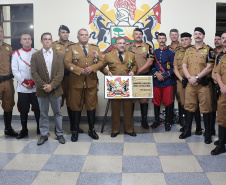 Regimento de Polícia Montada da PM celebra passagem de comando durante solenidade militar em Curitiba