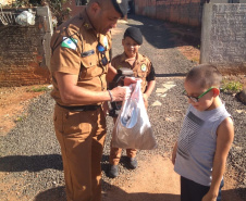  Policiais fazem surpresa para garoto que admira a Polícia Militar em Sapopema, nos Campos Gerais 