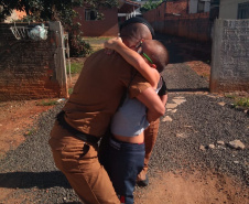  Policiais fazem surpresa para garoto que admira a Polícia Militar em Sapopema, nos Campos Gerais 