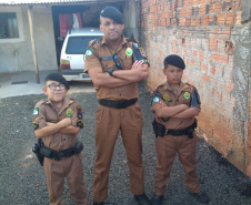  Policiais fazem surpresa para garoto que admira a Polícia Militar em Sapopema, nos Campos Gerais 