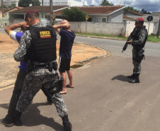 Operação Impacto I é desencadeada em São José dos Pinhais durante ações do projeto piloto Em Frente Brasil; duas armas de fogo são apreendidas