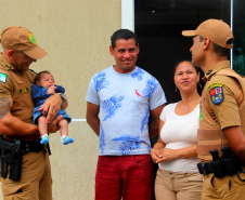 Família recebe visita de policiais militares que salvaram bebê de engasgo em Guaratuba (PR)