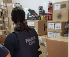 A Polícia Civil do Paraná (PCPR) prendeu um homem, de 30 anos, suspeito de comercializar medicamentos e anabolizantes de venda proibida no Brasil. Cerca de R$ 10 mil em produtos foram apreendidos durante buscas em sua residência e loja de suplementos, situado no bairro Boa Vista, em Curitiba. A ação aconteceu no final da tarde de quarta-feira (19).  A PCPR chegou até o suspeito após uma denúncia anônima recebia no final do ano de 2019. A princípio, o relato era sobre venda ilegal de medicamentos. No decorre