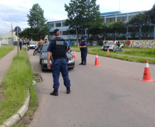 Em Fazenda Rio Grande, na RMC, PM e outros agentes de segurança desencadeiam a Operação Unindo Forças I e abordam mais de 100 pessoas