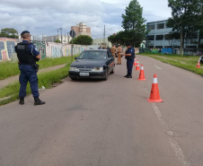 Em Fazenda Rio Grande, na RMC, PM e outros agentes de segurança desencadeiam a Operação Unindo Forças I e abordam mais de 100 pessoas