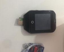 Agentes penitenciários encontram smartwatch em fundo falso de pote de margarina