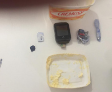 Agentes penitenciários encontram smartwatch em fundo falso de pote de margarina