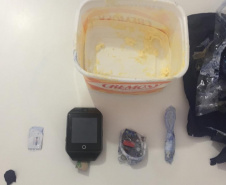 Agentes penitenciários encontram smartwatch em fundo falso de pote de margarina