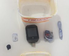 Agentes penitenciários encontram smartwatch em fundo falso de pote de margarina