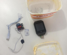 Agentes penitenciários encontram smartwatch em fundo falso de pote de margarina