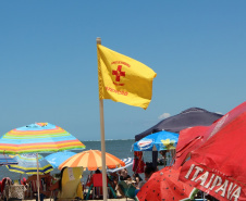 Mortes por afogamento caem 53,3% nas praias do Paraná durante a temporada de verão