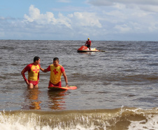 Mortes por afogamento caem 53,3% nas praias do Paraná durante a temporada de verão