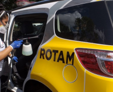  Viaturas da PM de Pato Branco passam por oxi-sanitização para combater a contaminação do coronavírus 