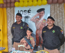  PMs de Almirante Tamandaré (PR) participam de aniversário de pequeno fã da Corporação 