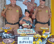  PMs de Almirante Tamandaré (PR) participam de aniversário de pequeno fã da Corporação 