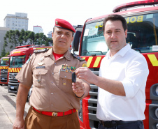 O governador Carlos Massa Ratinho Junior entregou nesta quarta-feira (18) 200 novas viaturas para as forças de segurança pública. O investimento de R$ 33 milhões contempla a Polícia Militar, a Polícia Civil e o Corpo de Bombeiros. A entrega é parte de um amplo pacote de novos veículos para a renovação da frota estadual e tem como intuito primordial combater a violência e agilizar os serviços administrativos. Nesse momento, no entanto, os veículos vão apoiar ações em conjunto com a sociedade civil para conte