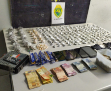  Casal é preso pela PM e mais de 1,7 mil porções de drogas são apreendidas na CIC 