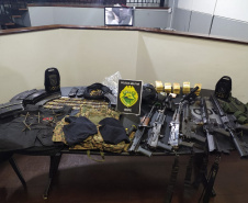 Seis fuzis e 654 munições são apreendidos por policiais militares de folga em condomínio de Colombo (PR), após confusão entre moradores