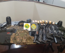 Seis fuzis e 654 munições são apreendidos por policiais militares de folga em condomínio de Colombo (PR), após confusão entre moradores