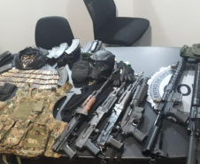 Seis fuzis e 654 munições são apreendidos por policiais militares de folga em condomínio de Colombo (PR), após confusão entre moradores