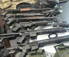 Seis fuzis e 654 munições são apreendidos por policiais militares de folga em condomínio de Colombo (PR), após confusão entre moradores