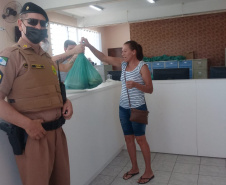 Entrega de merendas escolares para famílias são acompanhadas por policiais militares em todo o estado