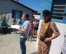 Entrega de merendas escolares para famílias são acompanhadas por policiais militares em todo o estado