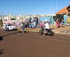 Entrega de merendas escolares para famílias são acompanhadas por policiais militares em todo o estado