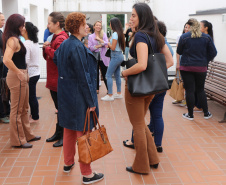  PMPR Encontro Cultural no Cine Passeio em Curitiba marca homenagem da PM ao Dia Internacional da Mulher 06/03/2020 - 17:14  Marcia Santos  Jornalista Responsável  Policiais e bombeiras militares tiveram uma manhã repleta de cultura e dedicada apenas a elas, em comemoração ao Dia Internacional da Mulher, comemorado no dia 10 de março. As oficiais e praças da Polícia Militar e do Corpo de Bombeiros, além das servidoras civis que trabalharam nos quartéis puderam desfrutar de um tour pelo Cine Passeio e assist