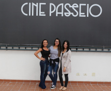  PMPR Encontro Cultural no Cine Passeio em Curitiba marca homenagem da PM ao Dia Internacional da Mulher 06/03/2020 - 17:14  Marcia Santos  Jornalista Responsável  Policiais e bombeiras militares tiveram uma manhã repleta de cultura e dedicada apenas a elas, em comemoração ao Dia Internacional da Mulher, comemorado no dia 10 de março. As oficiais e praças da Polícia Militar e do Corpo de Bombeiros, além das servidoras civis que trabalharam nos quartéis puderam desfrutar de um tour pelo Cine Passeio e assist