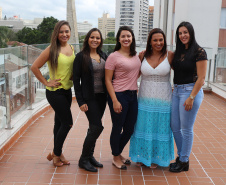  PMPR Encontro Cultural no Cine Passeio em Curitiba marca homenagem da PM ao Dia Internacional da Mulher 06/03/2020 - 17:14  Marcia Santos  Jornalista Responsável  Policiais e bombeiras militares tiveram uma manhã repleta de cultura e dedicada apenas a elas, em comemoração ao Dia Internacional da Mulher, comemorado no dia 10 de março. As oficiais e praças da Polícia Militar e do Corpo de Bombeiros, além das servidoras civis que trabalharam nos quartéis puderam desfrutar de um tour pelo Cine Passeio e assist