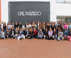  PMPR Encontro Cultural no Cine Passeio em Curitiba marca homenagem da PM ao Dia Internacional da Mulher 06/03/2020 - 17:14  Marcia Santos  Jornalista Responsável  Policiais e bombeiras militares tiveram uma manhã repleta de cultura e dedicada apenas a elas, em comemoração ao Dia Internacional da Mulher, comemorado no dia 10 de março. As oficiais e praças da Polícia Militar e do Corpo de Bombeiros, além das servidoras civis que trabalharam nos quartéis puderam desfrutar de um tour pelo Cine Passeio e assist