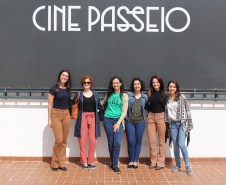  PMPR Encontro Cultural no Cine Passeio em Curitiba marca homenagem da PM ao Dia Internacional da Mulher 06/03/2020 - 17:14  Marcia Santos  Jornalista Responsável  Policiais e bombeiras militares tiveram uma manhã repleta de cultura e dedicada apenas a elas, em comemoração ao Dia Internacional da Mulher, comemorado no dia 10 de março. As oficiais e praças da Polícia Militar e do Corpo de Bombeiros, além das servidoras civis que trabalharam nos quartéis puderam desfrutar de um tour pelo Cine Passeio e assist