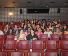  PMPR Encontro Cultural no Cine Passeio em Curitiba marca homenagem da PM ao Dia Internacional da Mulher 06/03/2020 - 17:14  Marcia Santos  Jornalista Responsável  Policiais e bombeiras militares tiveram uma manhã repleta de cultura e dedicada apenas a elas, em comemoração ao Dia Internacional da Mulher, comemorado no dia 10 de março. As oficiais e praças da Polícia Militar e do Corpo de Bombeiros, além das servidoras civis que trabalharam nos quartéis puderam desfrutar de um tour pelo Cine Passeio e assist