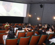  PMPR Encontro Cultural no Cine Passeio em Curitiba marca homenagem da PM ao Dia Internacional da Mulher 06/03/2020 - 17:14  Marcia Santos  Jornalista Responsável  Policiais e bombeiras militares tiveram uma manhã repleta de cultura e dedicada apenas a elas, em comemoração ao Dia Internacional da Mulher, comemorado no dia 10 de março. As oficiais e praças da Polícia Militar e do Corpo de Bombeiros, além das servidoras civis que trabalharam nos quartéis puderam desfrutar de um tour pelo Cine Passeio e assist