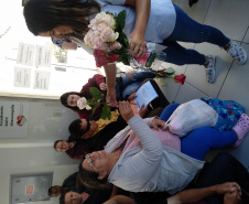  Policiais militares homenageiam mulheres com música em Apucarana (PR), no Norte do estado 