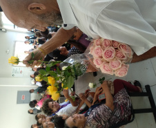  Policiais militares homenageiam mulheres com música em Apucarana (PR), no Norte do estado 