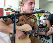  Policiais militares homenageiam mulheres com música em Apucarana (PR), no Norte do estado 