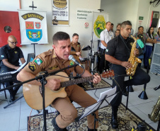  Policiais militares homenageiam mulheres com música em Apucarana (PR), no Norte do estado 