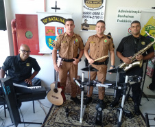  Policiais militares homenageiam mulheres com música em Apucarana (PR), no Norte do estado 