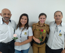  Policiais militares homenageiam mulheres com música em Apucarana (PR), no Norte do estado 