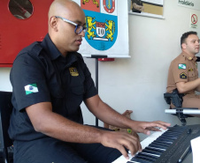  Policiais militares homenageiam mulheres com música em Apucarana (PR), no Norte do estado 